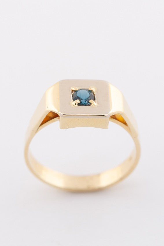 Wit/geel gouden heren ring met een 'London bleu' topaas.