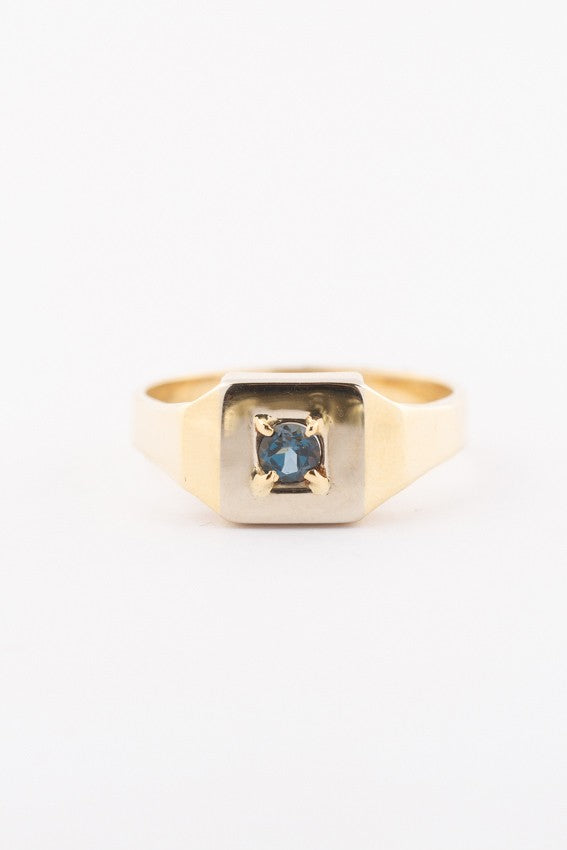 Wit/geel gouden heren ring met een 'London bleu' topaas.