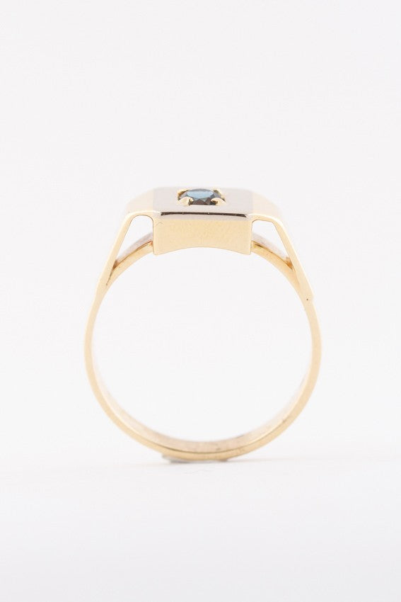 Wit/geel gouden heren ring met een 'London bleu' topaas.