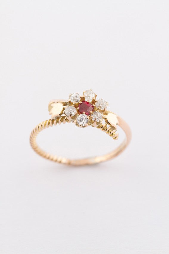 Old entourage ring with ruby ​​and 6 old-cut brilliants (bwg)