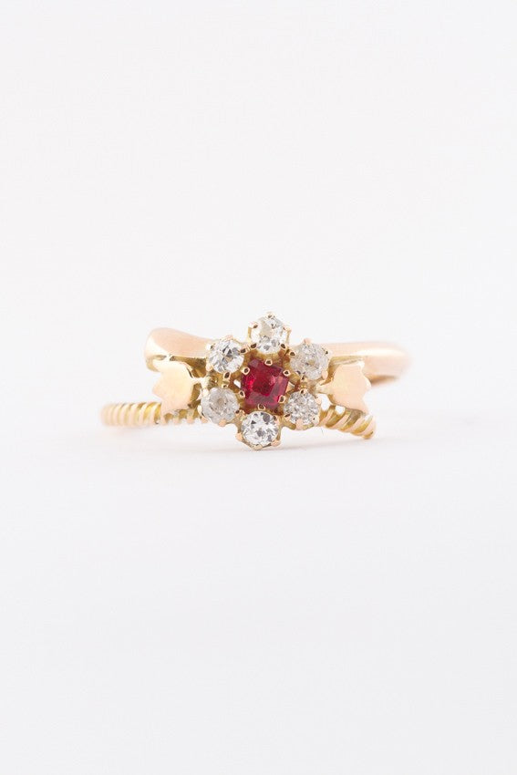 Oude entourage ring met robijn en 6 oud geslepen briljanten (bwg)