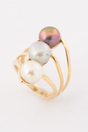 Gold ring with 3 freshwater pearls