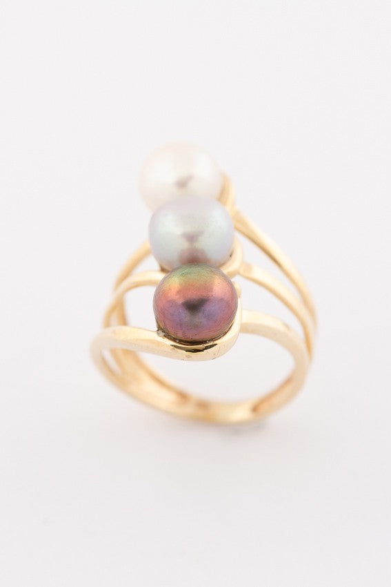Gold ring with 3 freshwater pearls