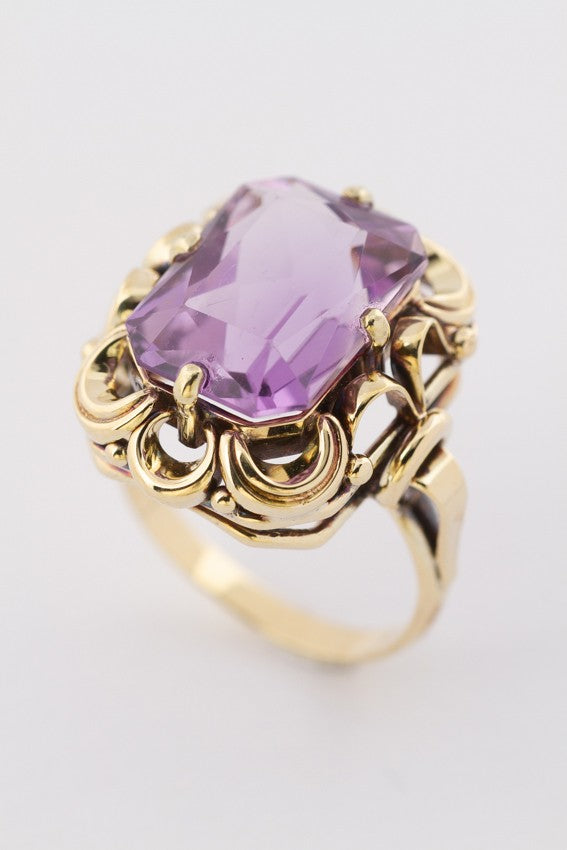 Gold ring with amethyst