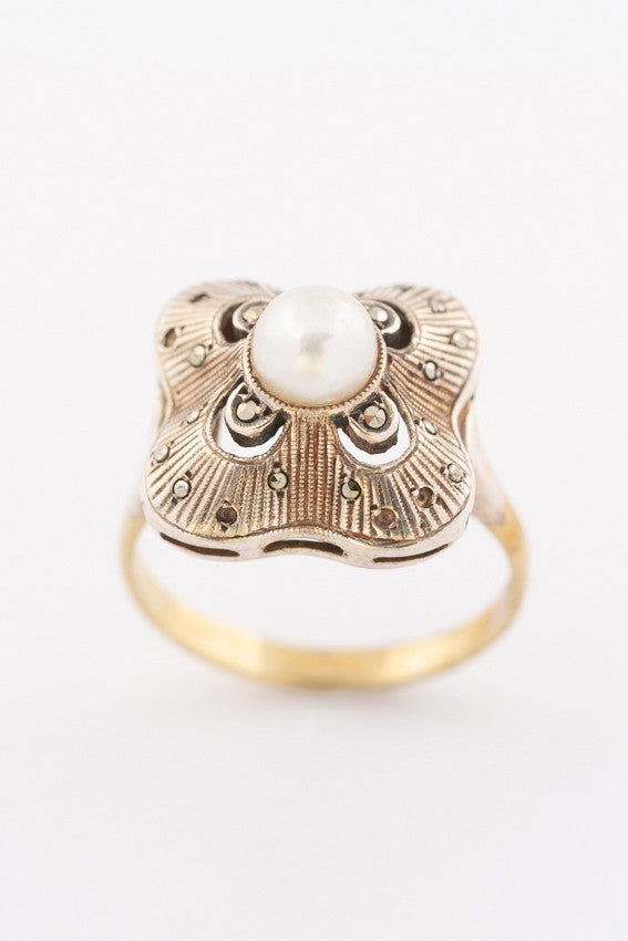 8 carat ring with cultured pearl and marcasites (Bwg)