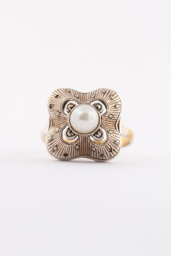8 carat ring with cultured pearl and marcasites (Bwg)