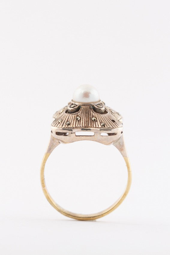 8 carat ring with cultured pearl and marcasites (Bwg)