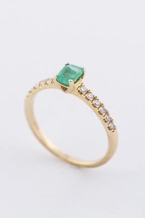 Gouden ring met smaragd en 12 briljanten