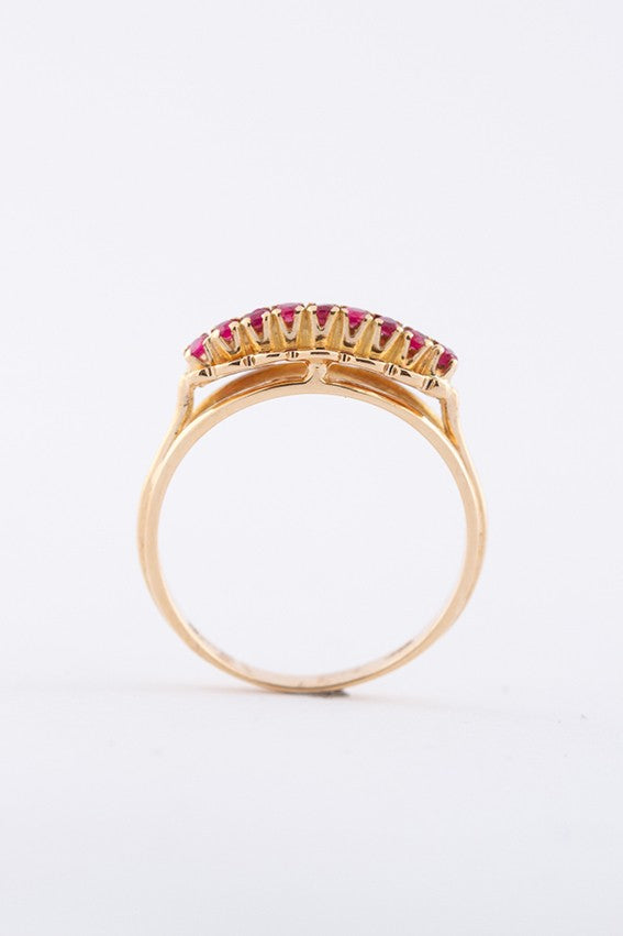 Gouden rij ring met robijnen