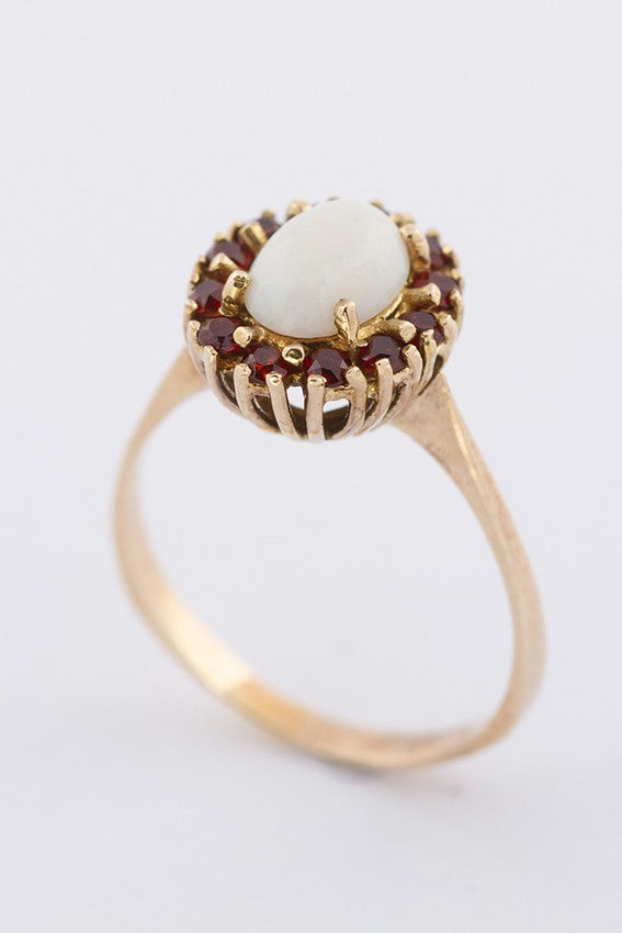 9 krt. entourage ring met opaal en granaten