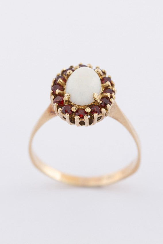 9 krt. entourage ring met opaal en granaten