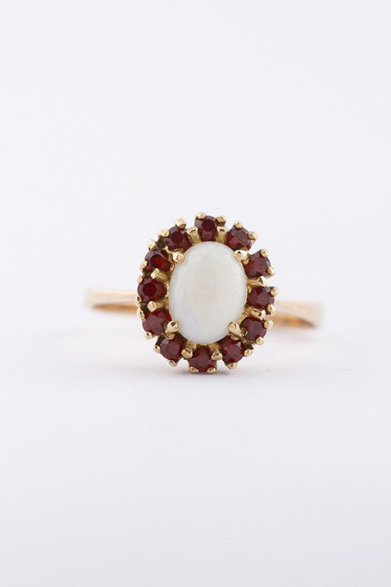 9 krt. entourage ring met opaal en granaten