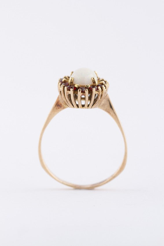 9 krt. entourage ring met opaal en granaten