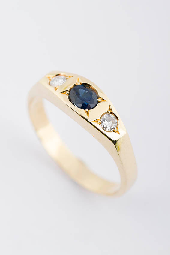 Gold ring with sapphire and brilliant