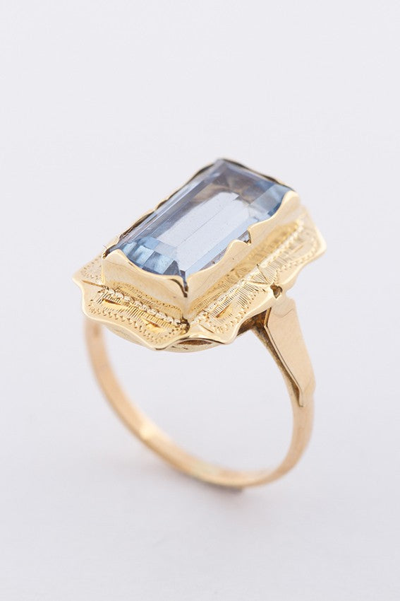 Gouden ring met een synthetische spinel