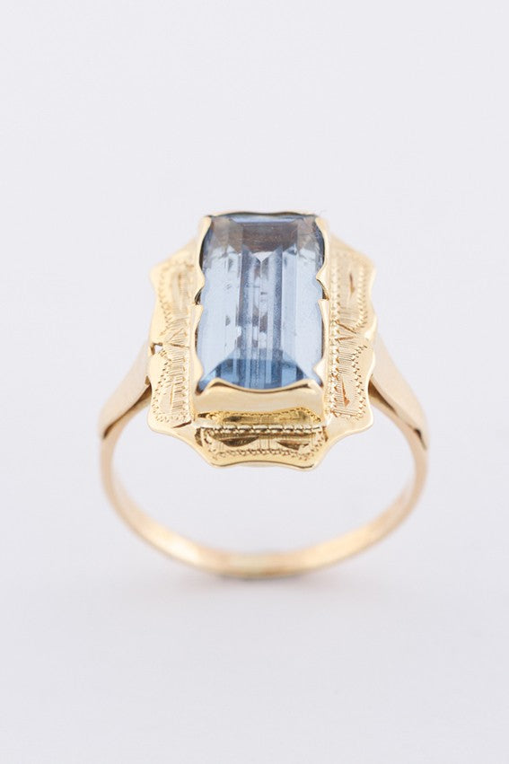 Gouden ring met een synthetische spinel