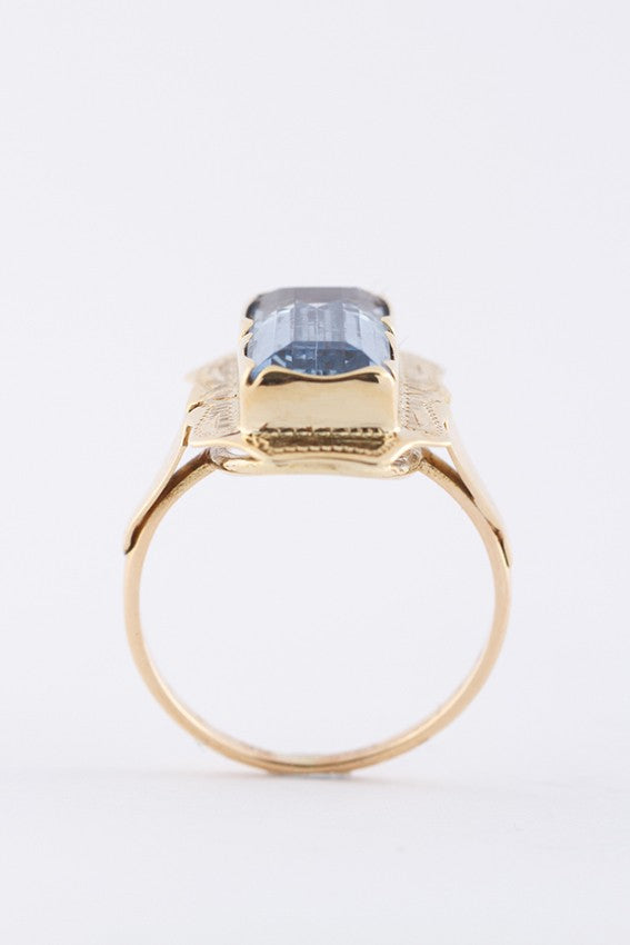 Gouden ring met een synthetische spinel
