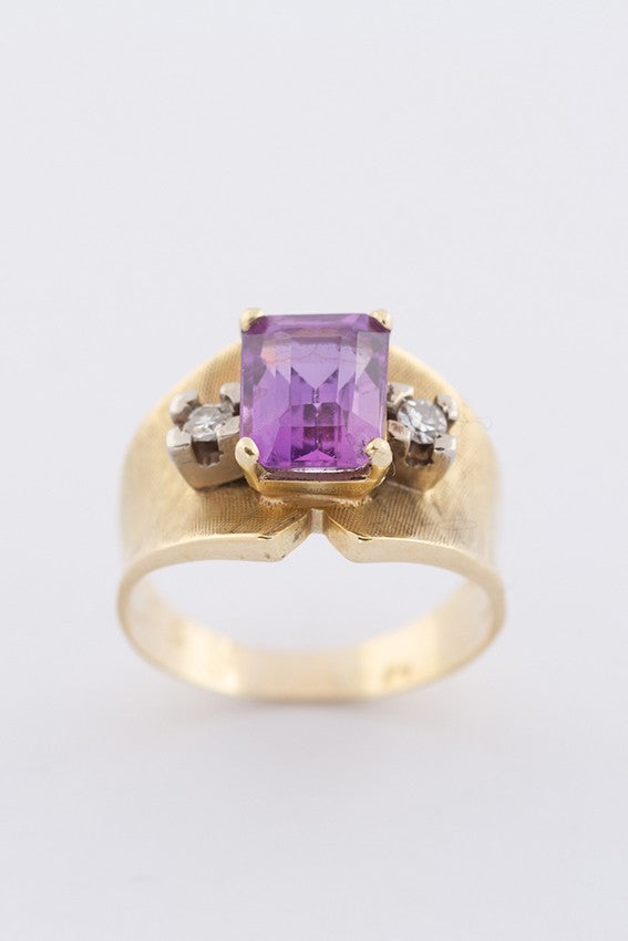 Gouden ring met amethist en 2 diamanten (8-kant)