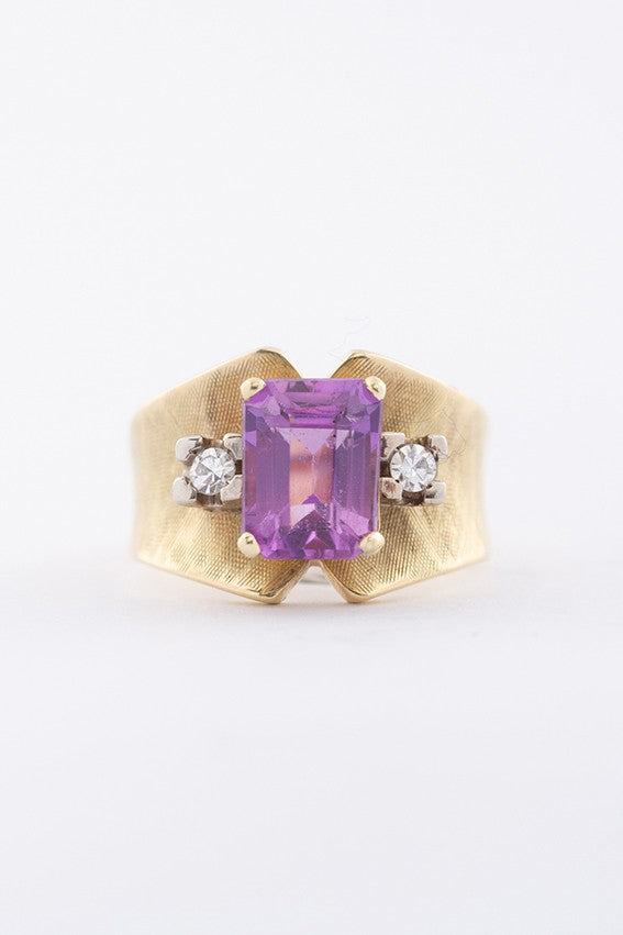 Gouden ring met amethist en 2 diamanten (8-kant)