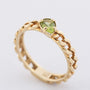 Gouden ring met een peervormige peridoot