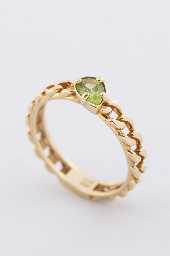 Gouden ring met een peervormige peridoot