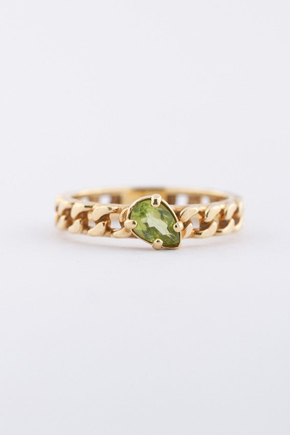 Gouden ring met een peervormige peridoot