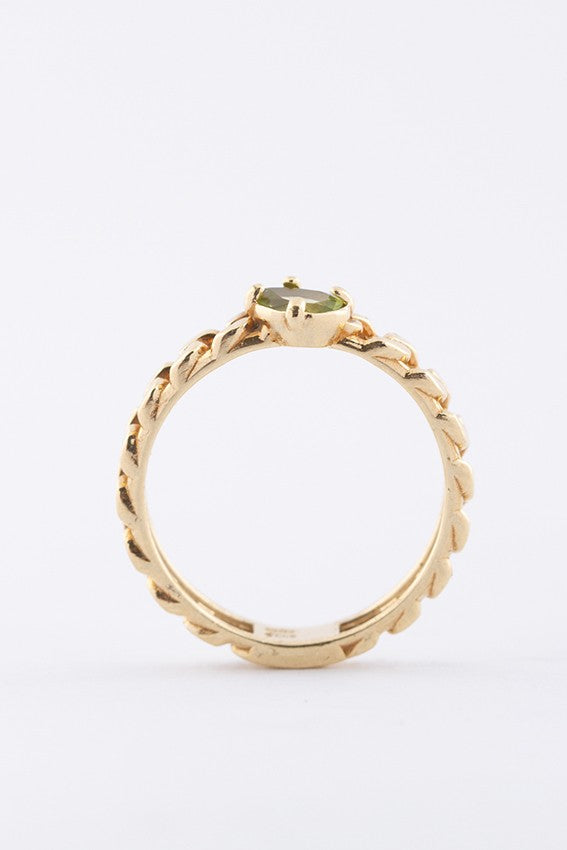 Gouden ring met een peervormige peridoot