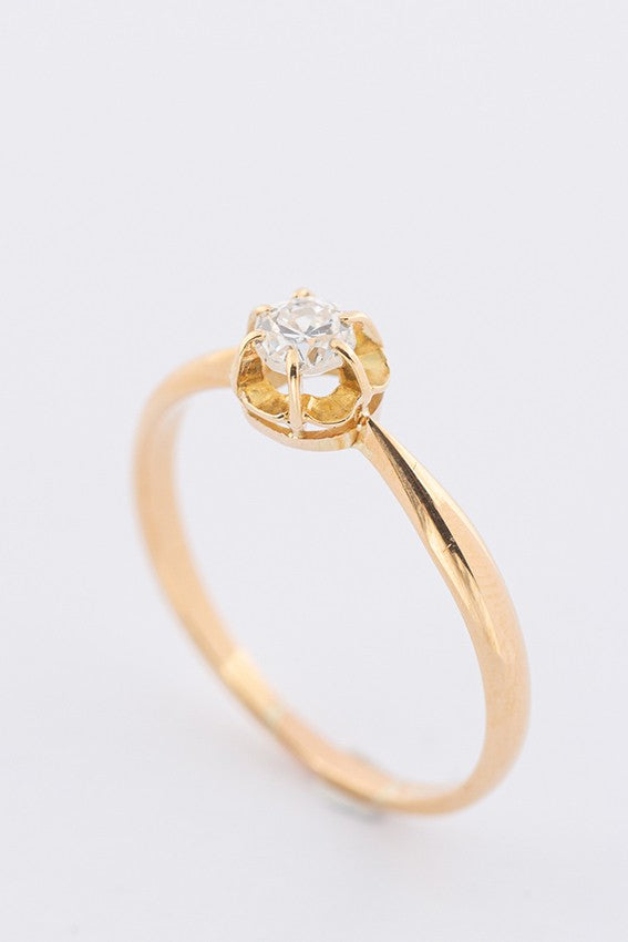 Gold solitaire ring with an old-cut brilliant of approx. 0.20 ct.