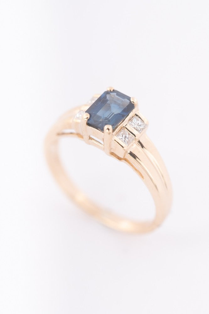 Gouden ring met saffier en 4 briljanten