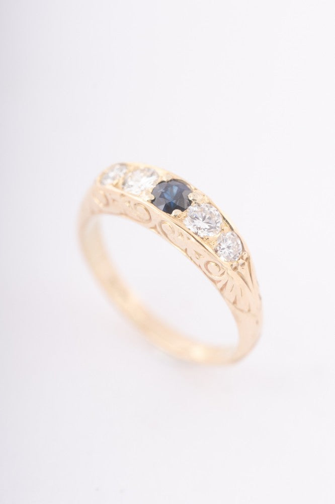 Gold English row ring with 4 brilliants and a sapphire