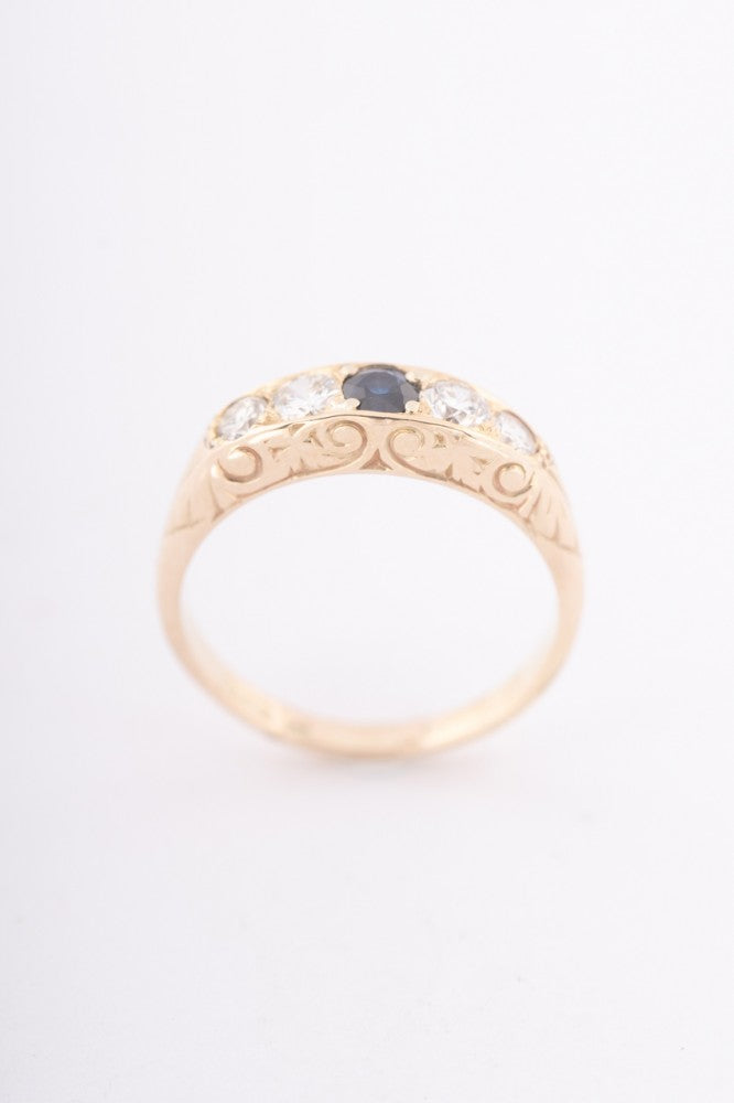 Gold English row ring with 4 brilliants and a sapphire