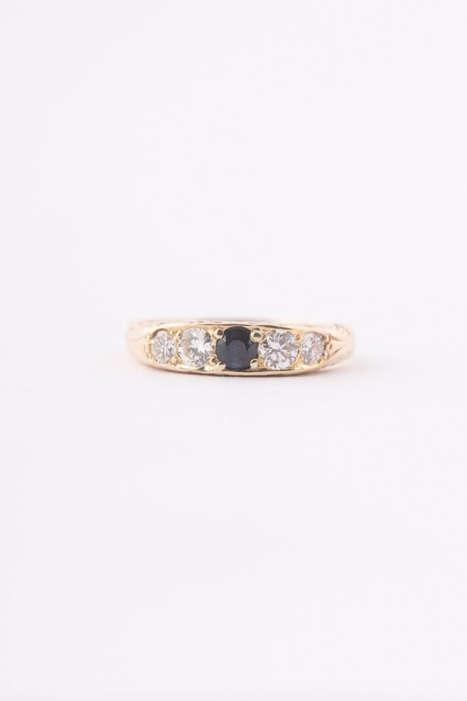 Gold English row ring with 4 brilliants and a sapphire