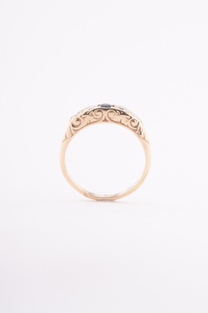 Gold English row ring with 4 brilliants and a sapphire