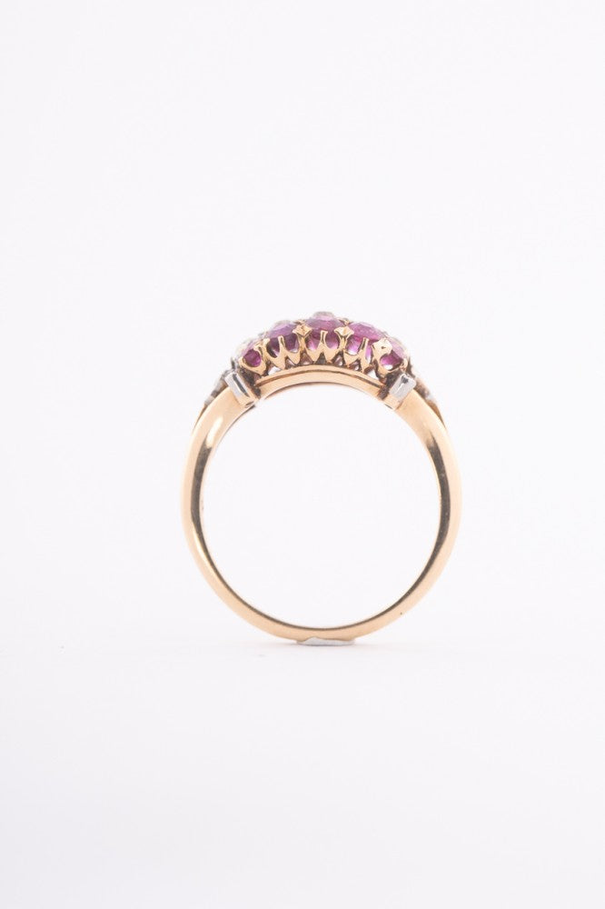 Gold ring with 5 brilliant-cut diamonds and a double row of rubies