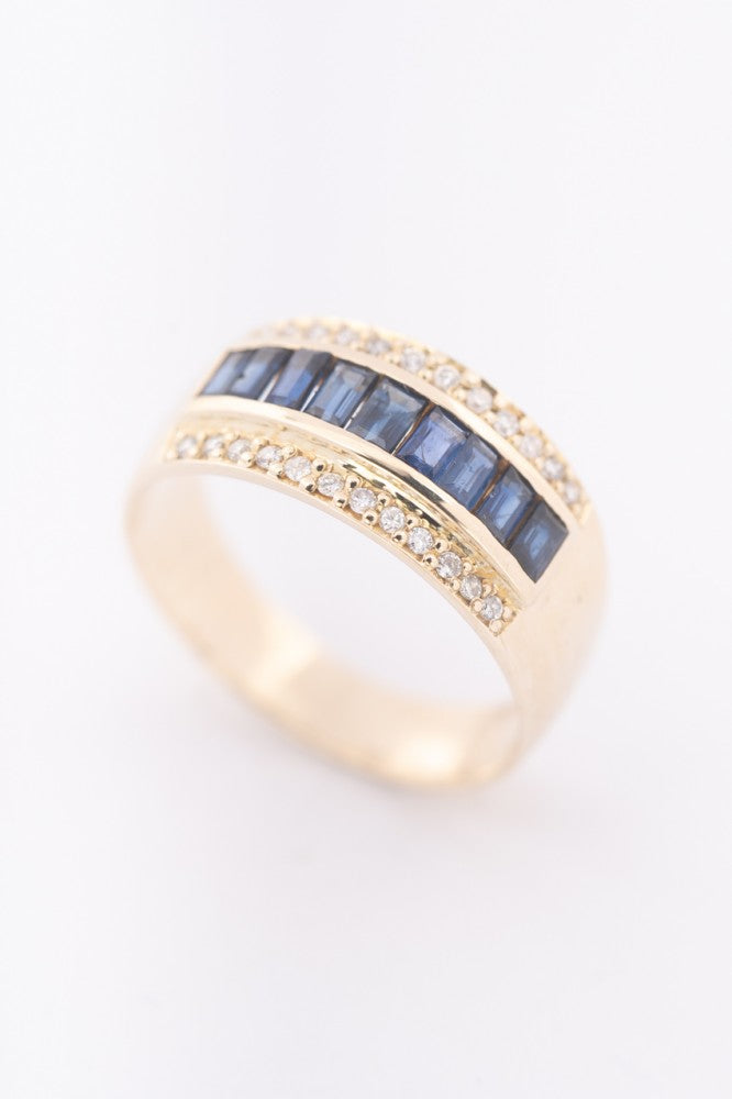 Gold ring with baguette-cut sapphires and 24 brilliant-cut diamonds