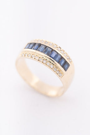 Gold ring with baguette-cut sapphires and 24 brilliant-cut diamonds