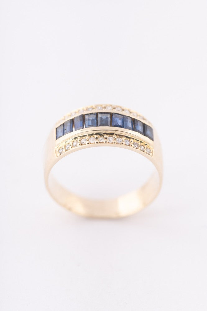Gold ring with baguette-cut sapphires and 24 brilliant-cut diamonds