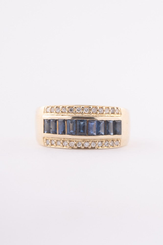 Gold ring with baguette-cut sapphires and 24 brilliant-cut diamonds