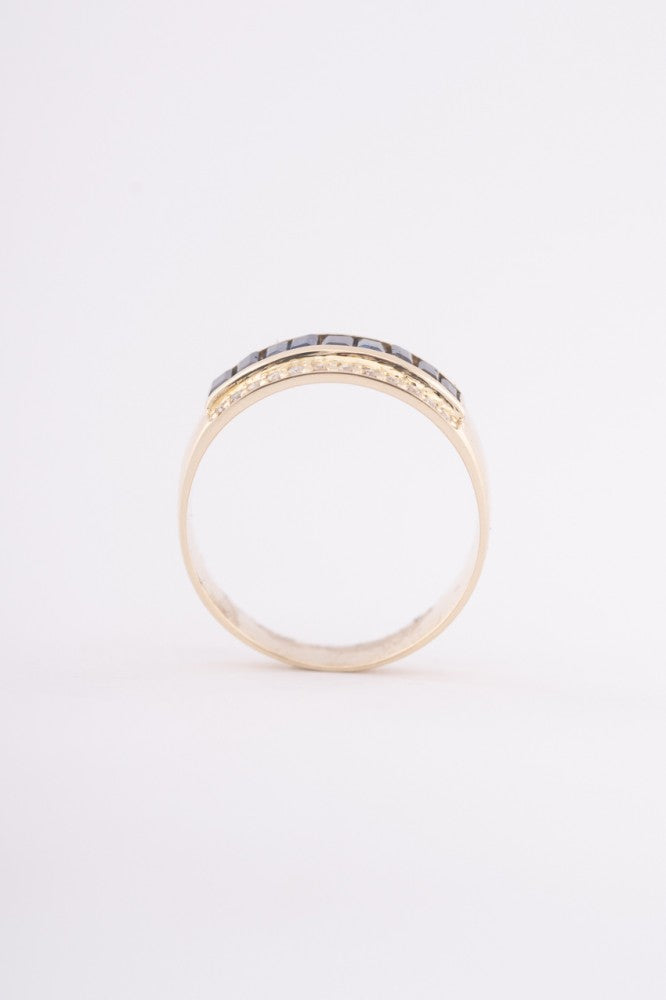 Gold ring with baguette-cut sapphires and 24 brilliant-cut diamonds