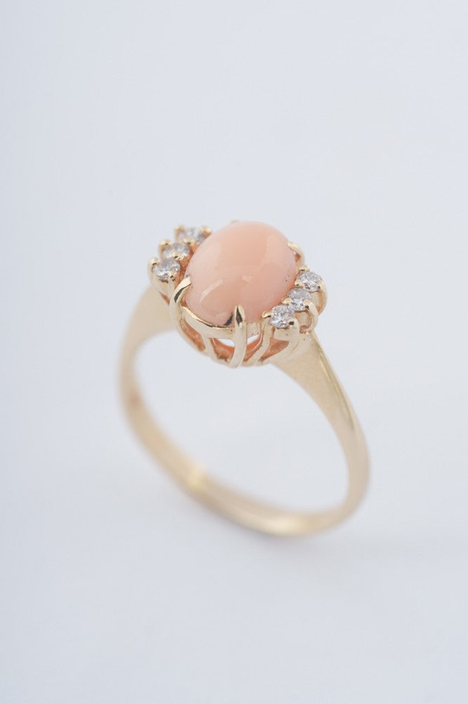 Gouden ring met "angels skin" bloedkoraal en diamanten