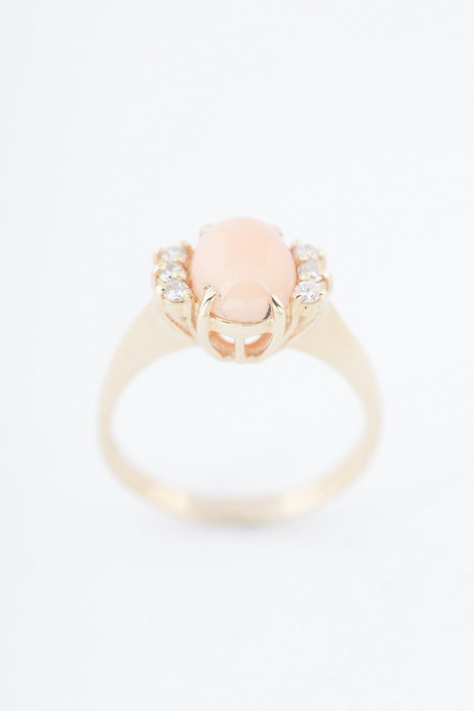 Gouden ring met "angels skin" bloedkoraal en diamanten