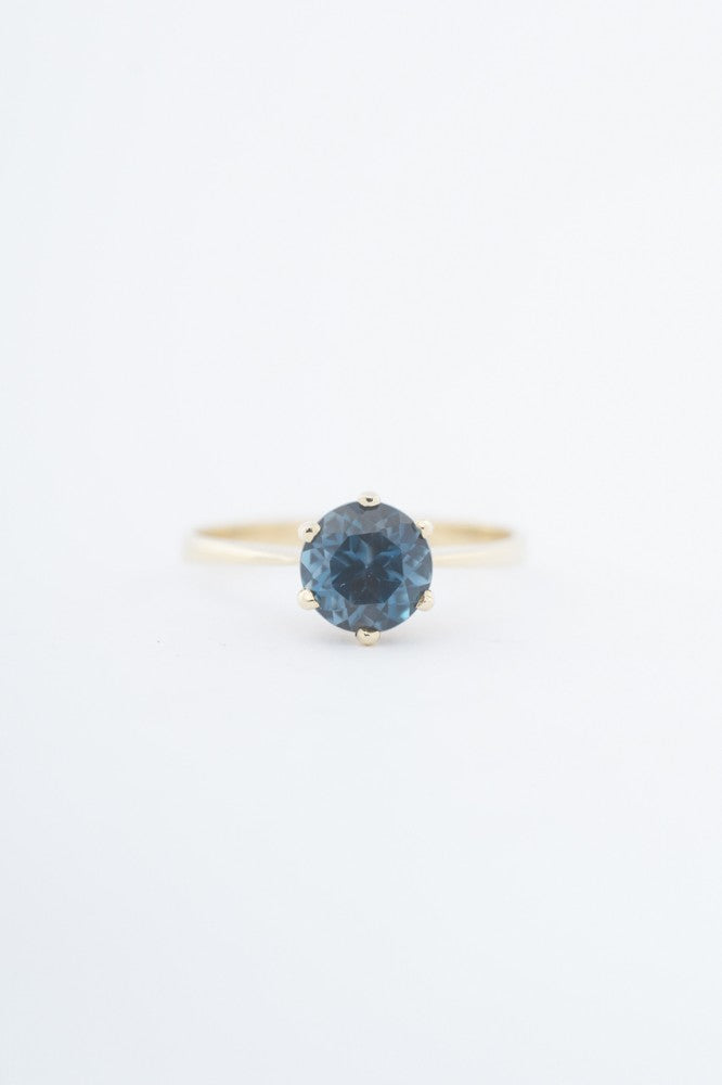 Gouden solitair ring met een london blue topaas