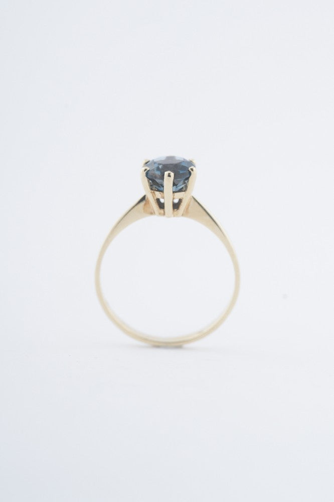 Gouden solitair ring met een london blue topaas