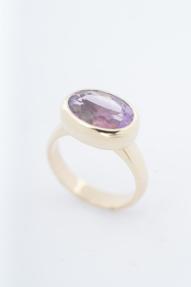 Gouden ring met een amethist