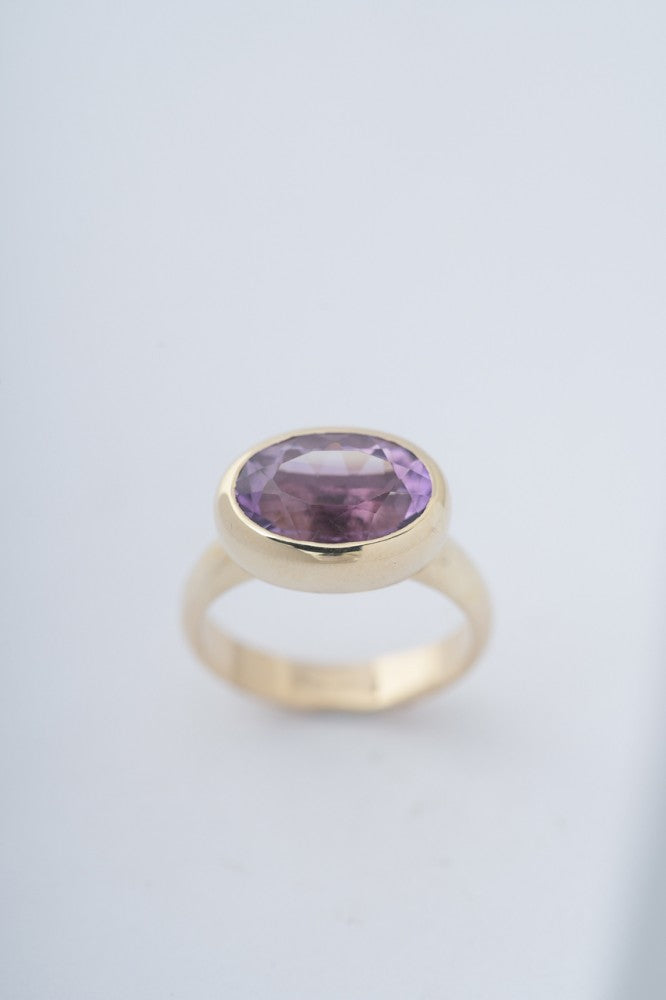 Gold ring with an amethyst