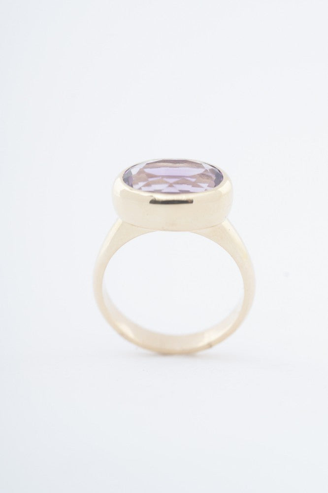 Gouden ring met een amethist