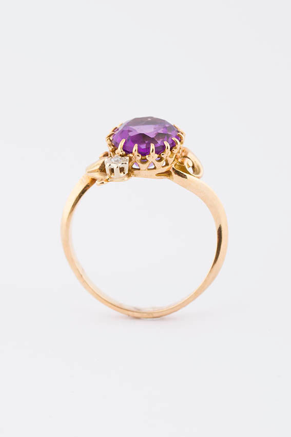 Antique gold ring with amethyst