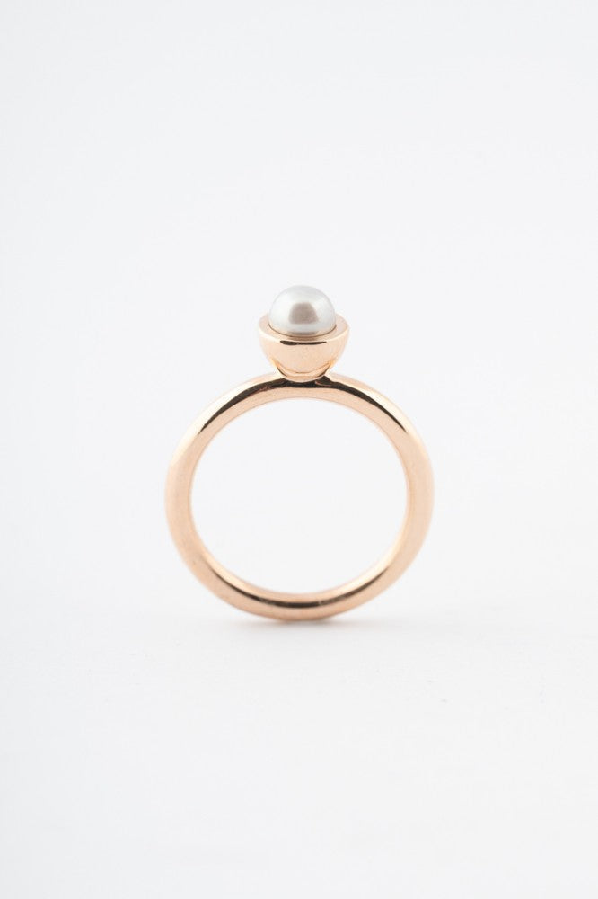 Rose gold ring with cultured pearl