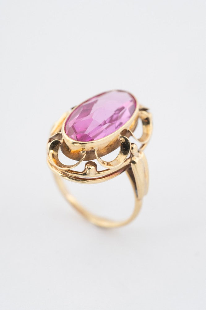 Gold ring with synthetic pink sapphire