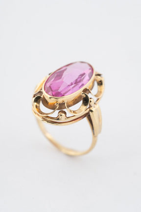 Gold ring with synthetic pink sapphire